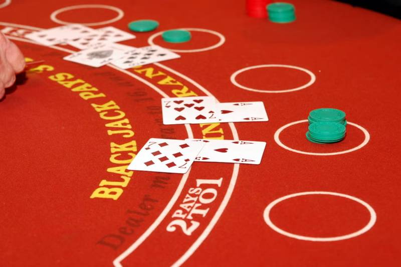 Cược đôi trong Blackjack online – khác biệt gì so với truyền thống?